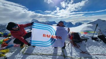 Флаг ВЛГАФК на высоте 7456 м
