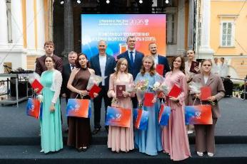 Выпускники академии отмечены на церемонии в Минспорта